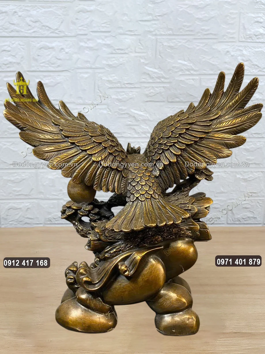 H&igrave;nh ảnh ph&iacute;a sau của bức tượng đại b&agrave;ng